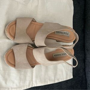 Steve Madden wedges 8.5 perfect for summer in neutral tan lightly worn